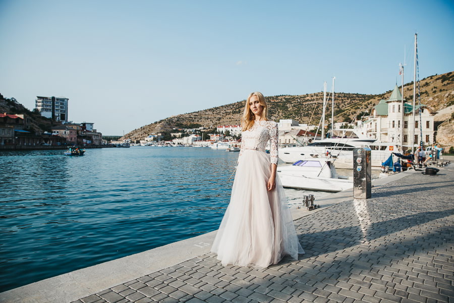 невеста на фоне яхт