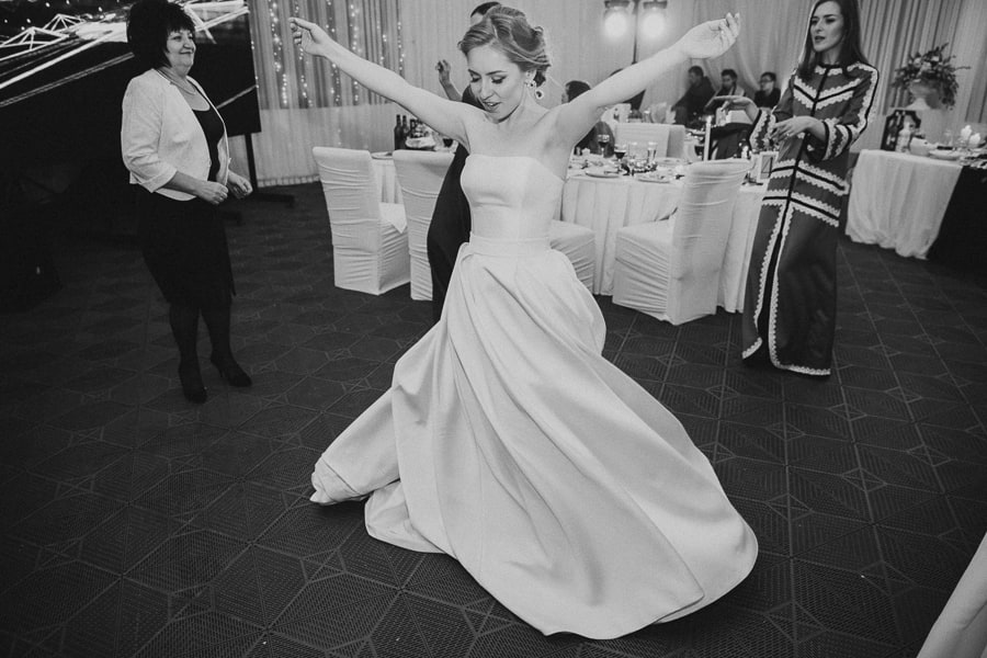 невеста танцует