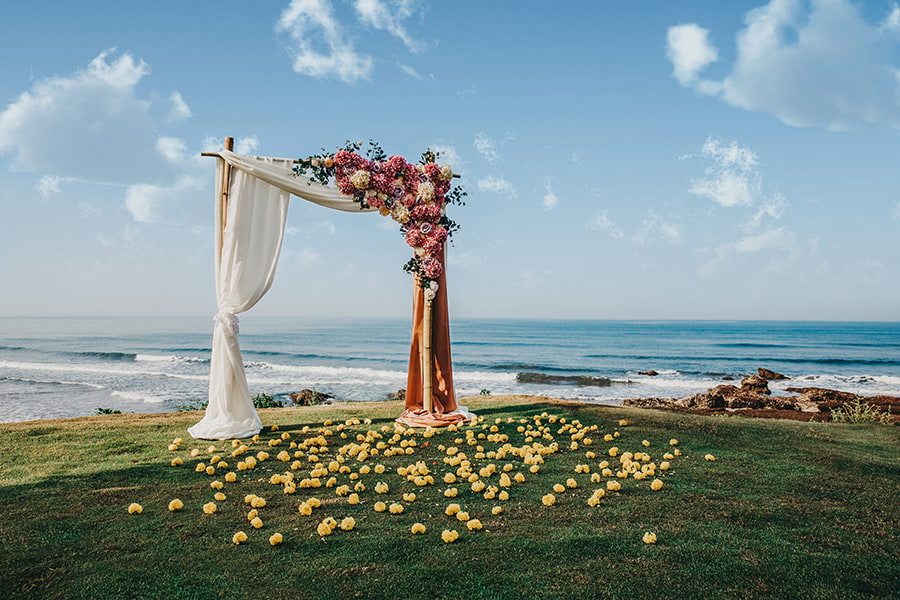свадебная церемония на Гоа. На фото свадебная арка с цветами.