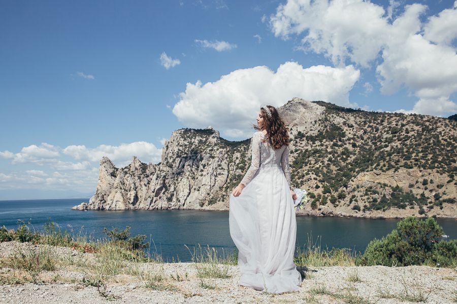 свадебное платье на фоне крымских гор