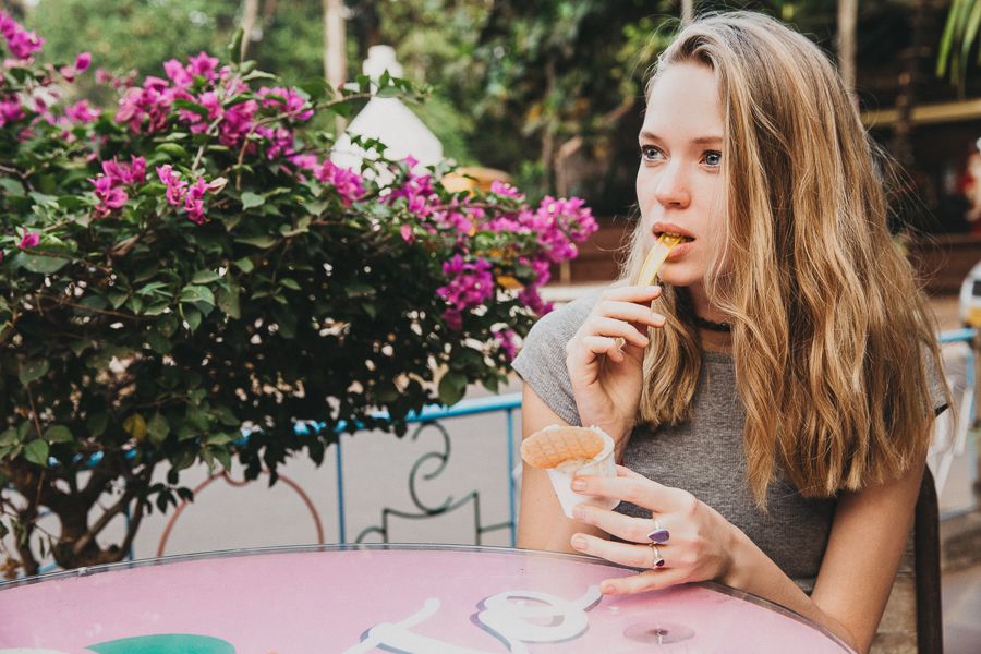 портрет - девушка ест мороженное